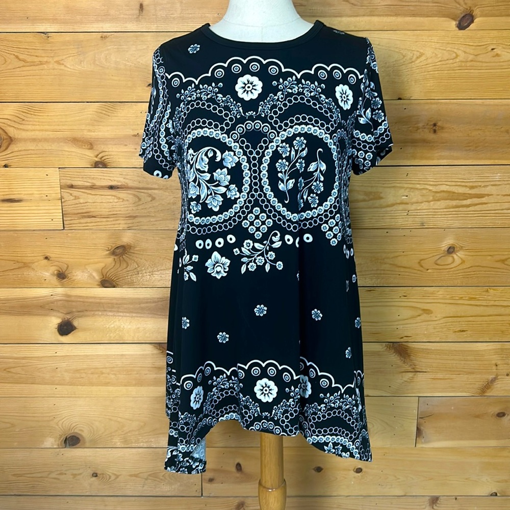 LAST CALL NWT LuLaRoe Black bandanna print Melissa top tee t-shirt tunic Large